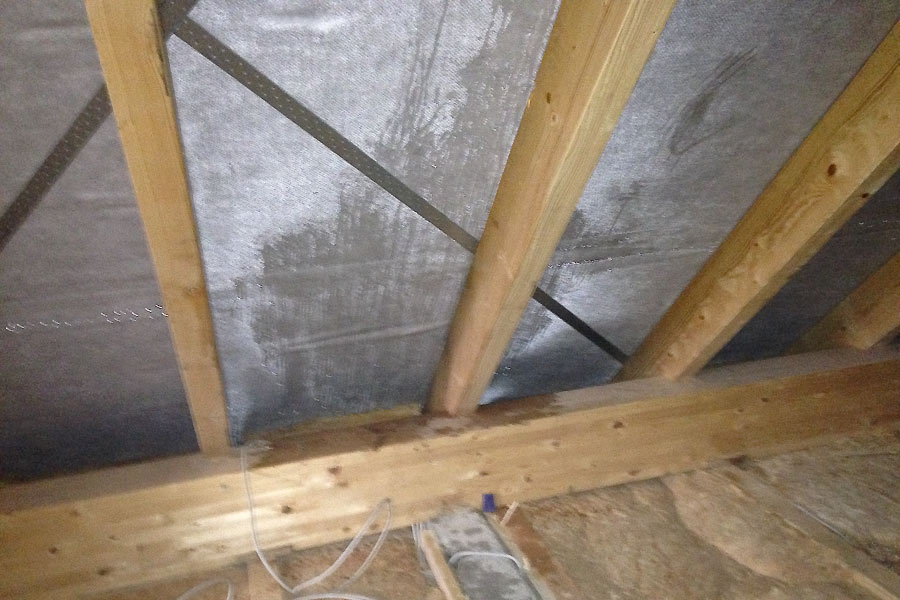 Kondensat im Dachboden dank Zugluft führt zu erheblichen Bauschäden