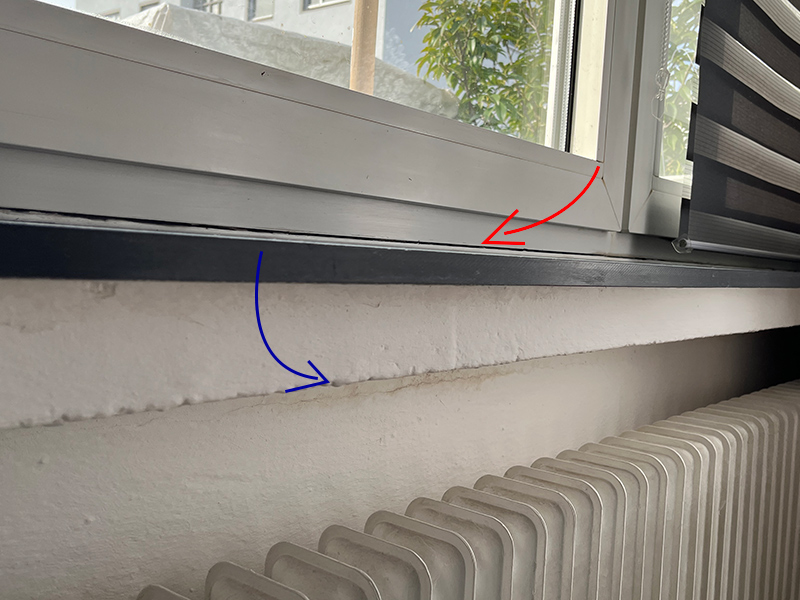 Feuchtigkeit und Schimmel unter einer Fensterbank. Die Stoßfuge zwischen Fenster und Fensterbank ist nicht abgedichtet.