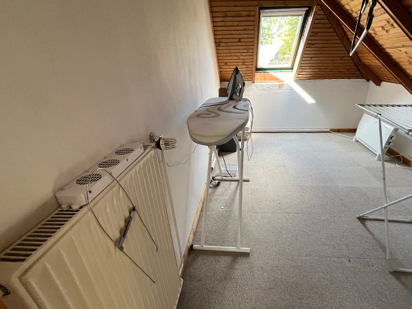Heizkörper mit Ventilator und ergänzender Elektro-Direktheizung in einem Dachraum