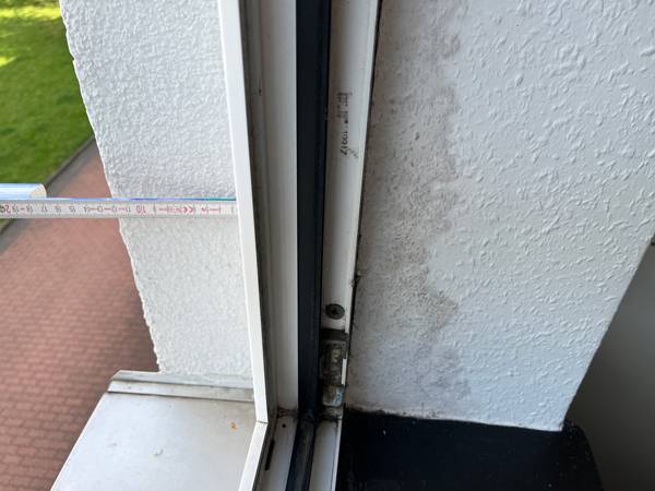 Schimmel in der Fensterlaibung. Modernes Kunststofffenster, Fassade mit WDVS